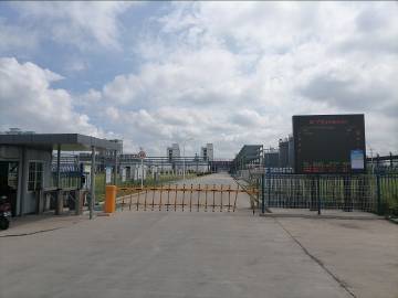 东厂区厂门.jpg